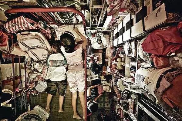 香港“棺材房”——繁荣景象背后的荒芜,网友称:令人窒息