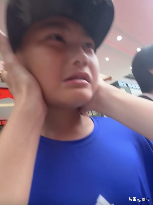 黄伊汶暑假送儿子到深圳军训，8岁儿子日晒雨淋，出营后当场痛哭