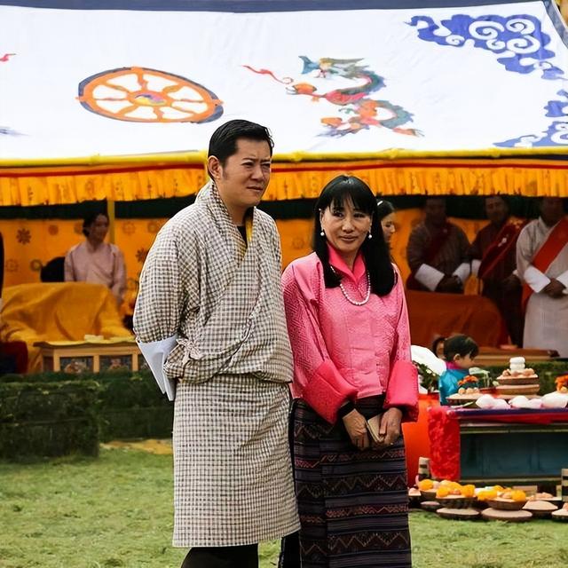 不丹老国王好福气：娶4位亲姐妹为妻，4位王母凤眼迷人比佩玛还美