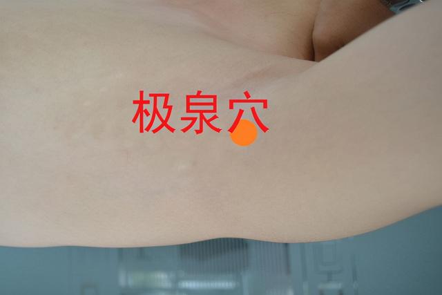 为什么别人腋下光秃秃，你却长了很多腋毛？到底应不应该刮？