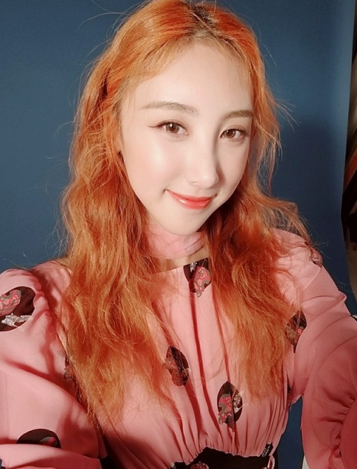 许靖韵恋情又添锤！与神秘男十指紧扣大方逛街，对方被扒是富二代