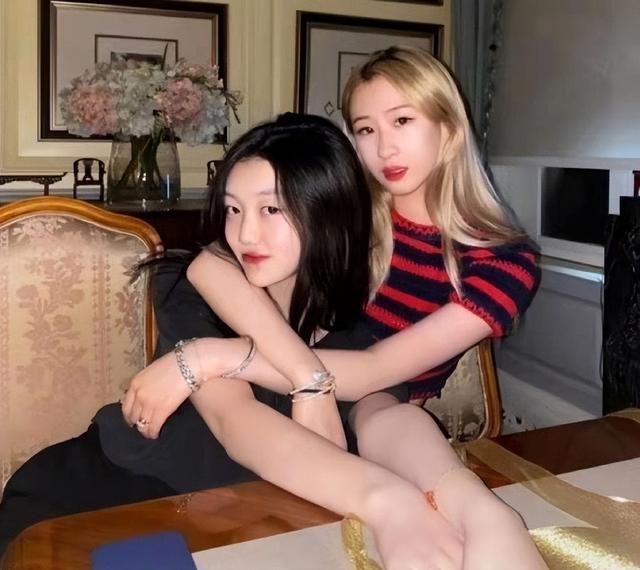 黄多多深夜抹红唇自拍,16岁的她打扮越来越成熟,个性十足