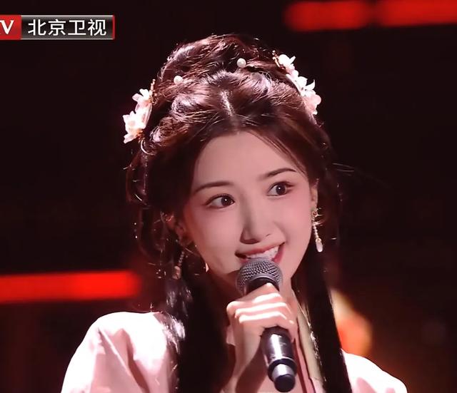 北京这一夜，鞠婧祎再现半永久妆容，王霏霏脸微肿，潘玮柏发福