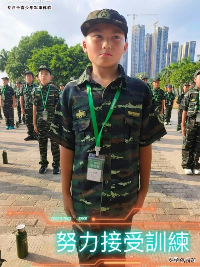 黄伊汶暑假送儿子到深圳军训，8岁儿子日晒雨淋，出营后当场痛哭
