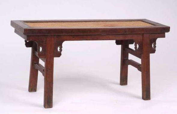 为什么酒店床尾都会摆一个凳子？其实这是古人发明的，叫“春凳”