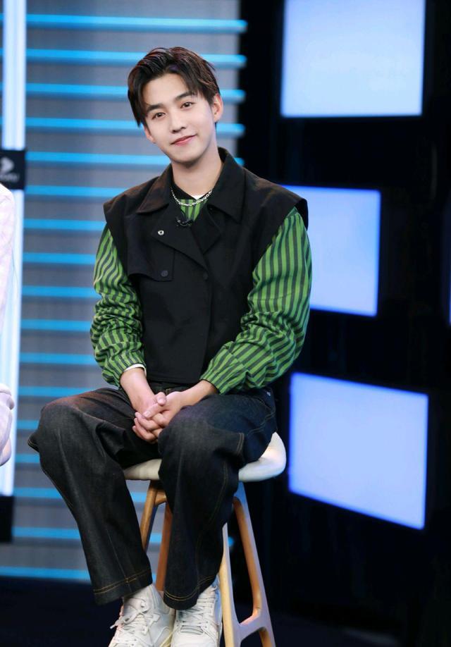 马闻远现代装穿搭也超有范，女婿真的很有魅力，休闲青春，很帅气