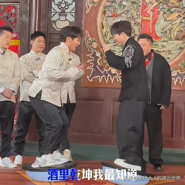 德云社演员天津录团综，现场照曝光引热议，网友：封箱没封上