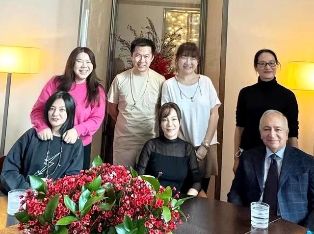 赵薇提交文件揭露前夫谎言，公开离婚日期，黄有龙涉嫌信披违规