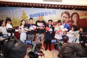 黄伊凡(黄伊凡出席新片电影《花小楼》新闻发布会)