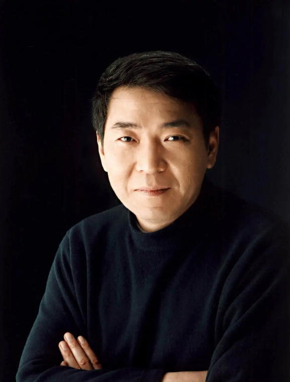 冯小刚：抛弃结婚15年的原配，40岁娶小10岁徐帆，63岁至今不生娃