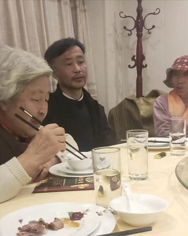 流浪大师沈巍:退网后变身专家,跟女粉丝关系亲密却不承认