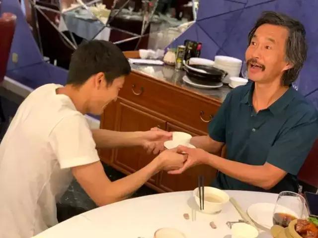 流浪大师沈巍:退网后变身专家,跟女粉丝关系亲密却不承认