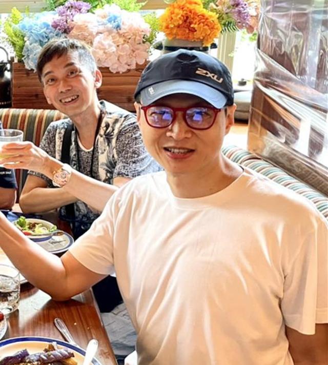 倪震丧父后首露面，与张达明喝啤酒心情好，对方曾患癌身材消瘦