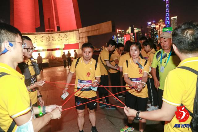 星光闪烁中打卡红色地标，激情奔跑中助力夜间经济