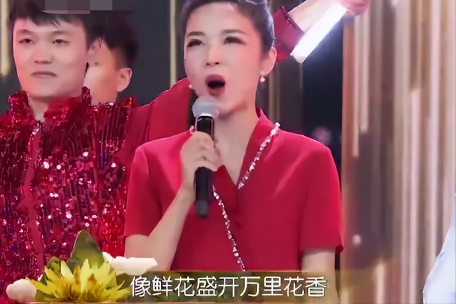 她曾红过董卿，却选择了回归家庭，现在52岁的管彤生活太幸福