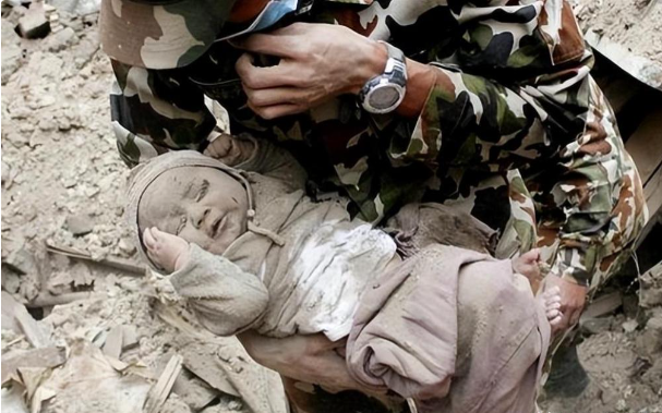 16年前,汶川女警揭衣露乳哺育9婴,归来连升四级,最后结局泪目