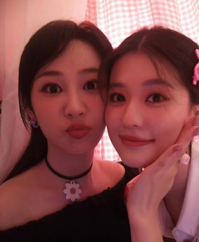 杨紫30岁生日晒出14张照片庆生，脸长山根粗壮，网友热议撞脸那英