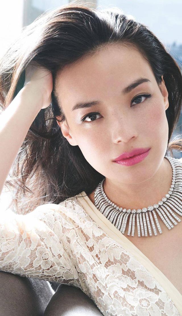 舒淇成名史：19岁全裸写真，20岁一脱成名，性感女神崛起之路