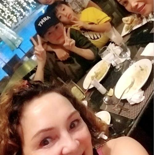 张柏芝与妈妈罕见同框,两儿子都忍不住称赞外婆的美貌