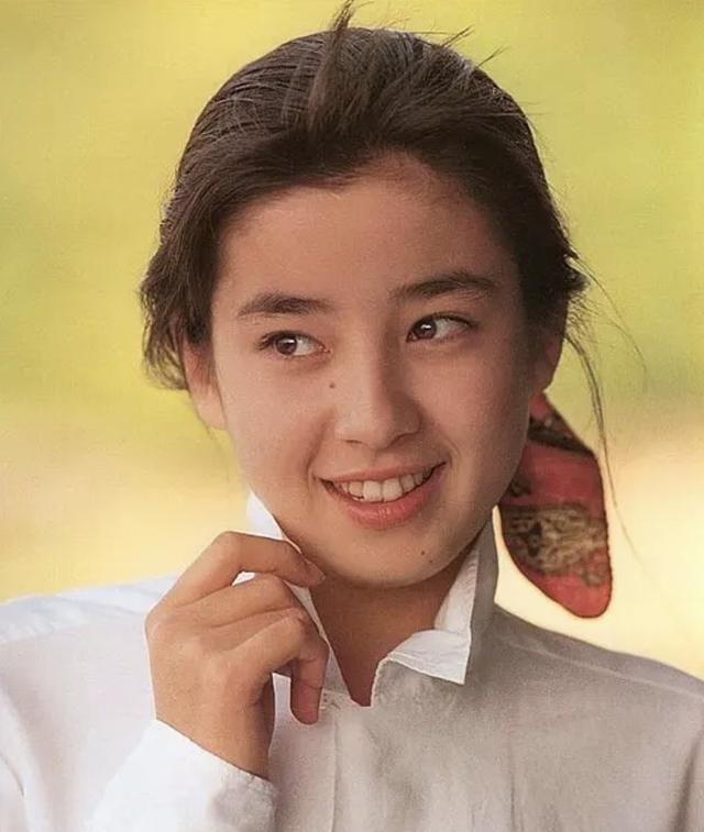 14岁陪睡导演，16岁拍大尺度写真，母亲的贪欲毁宫泽理惠一生！