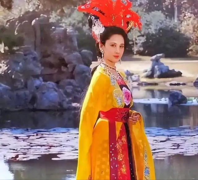 72岁朱琳现身，容貌变化惊为天人，“女儿国国王”果然名不虚传