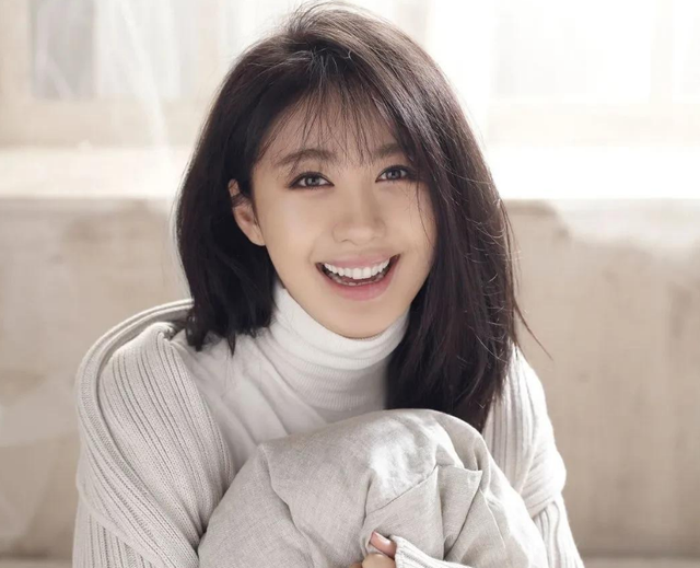 杨紫30岁生日晒出14张照片庆生，脸长山根粗壮，网友热议撞脸那英