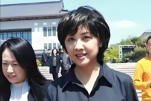 72岁朱琳现身，容貌变化惊为天人，“女儿国国王”果然名不虚传