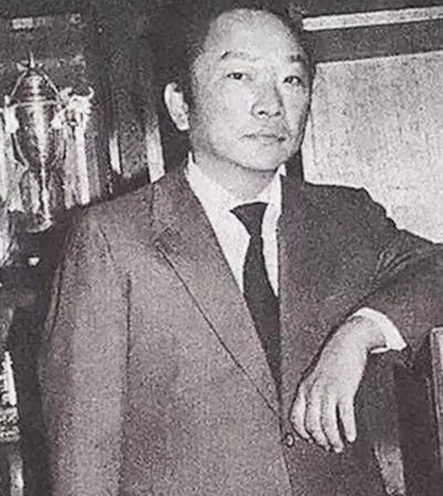 外界评价古龙：“身高156公分，头大如斗，其貌不扬”