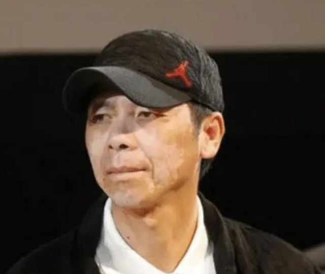 冯小刚：抛弃结婚15年的原配，40岁娶小10岁徐帆，63岁至今不生娃