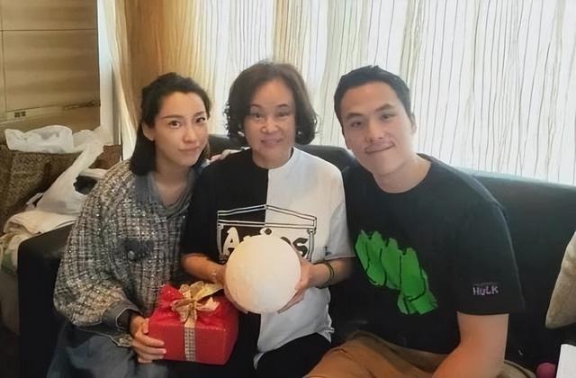 赌王三房前儿媳齐娇状态好,前婆婆独宠两个孙女,过幸福名媛生活