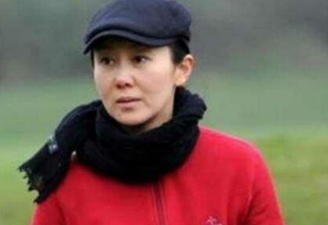 冯小刚：抛弃结婚15年的原配，40岁娶小10岁徐帆，63岁至今不生娃