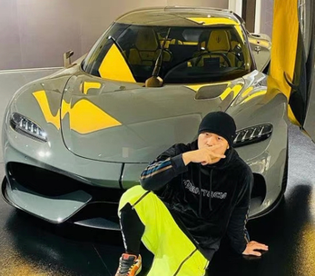 41岁周杰伦晒百万豪车，5岁女儿罕露面，坐后座气质超像昆凌