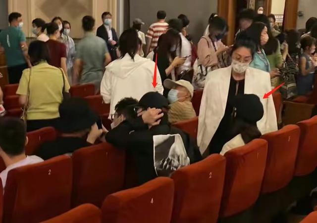 曝何九华出轨！与美女车内拥吻摸黑独处3小时，曾疑似遭王鸥逼婚