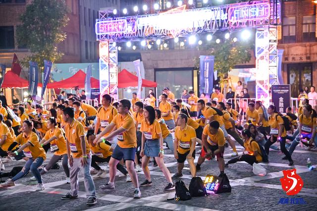 星光闪烁中打卡红色地标，激情奔跑中助力夜间经济