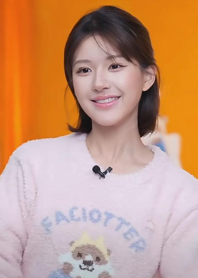 北京这一夜，鞠婧祎再现半永久妆容，王霏霏脸微肿，潘玮柏发福