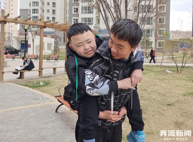 【奔流·对话】两年坚持背同学上学:非亲兄弟却情同手足