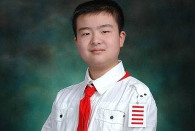 “五道杠少年”黄艺博，曾火遍全国，高考只考477分，现状如何？