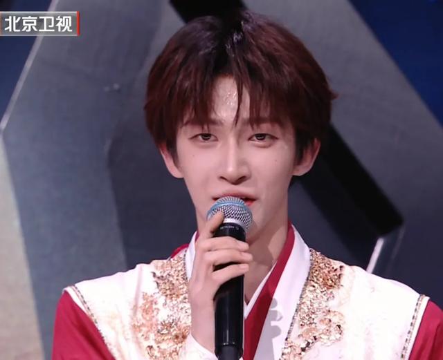 北京这一夜，鞠婧祎再现半永久妆容，王霏霏脸微肿，潘玮柏发福