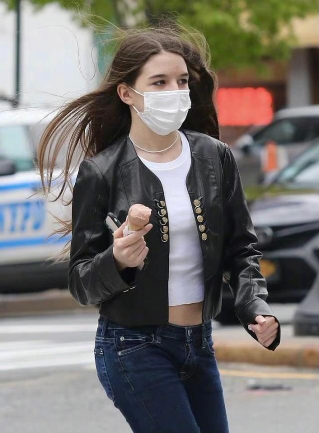 阿汤哥15岁女儿：肤白貌美大长腿，身高赶超父亲，父女8年未见面