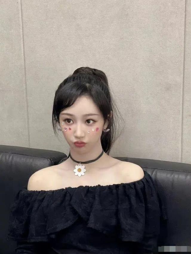 杨紫30岁生日晒出14张照片庆生，脸长山根粗壮，网友热议撞脸那英