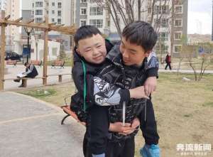 非亲兄弟(【奔流·对话】两年坚持背同学上学：非亲兄弟却情同手足)