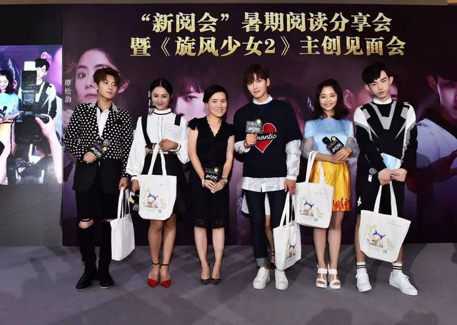 被偶像公主抱是什么滋味?旋风一般的感觉~