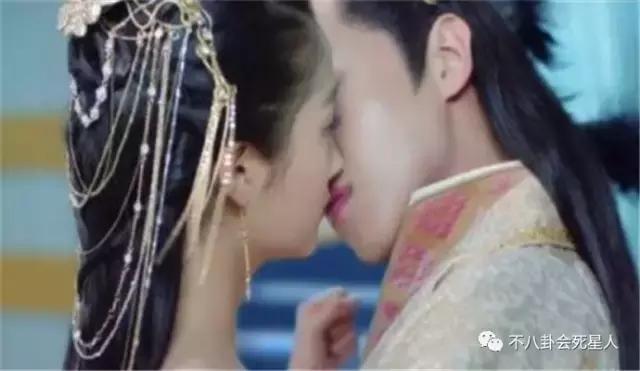 王俊凯25岁之后才恋爱，千玺说要上大学后，粉丝们都哭了