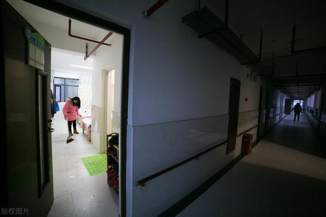 疯狂女人夜闯邻居家,揭开不伦恋的丑闻!