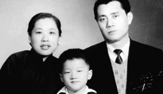 成龙原名陈港生,为何儿子姓房?这其中又有怎样的故事?