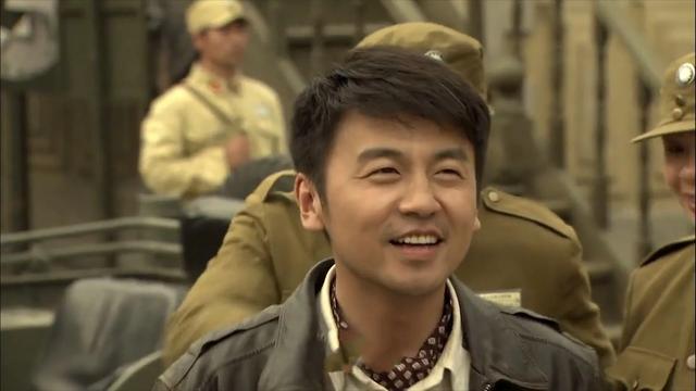《飞哥大英雄：抗战烽火中的传奇成长》