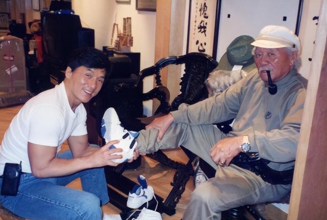 成龙原名陈港生,为何儿子姓房?这其中又有怎样的故事?