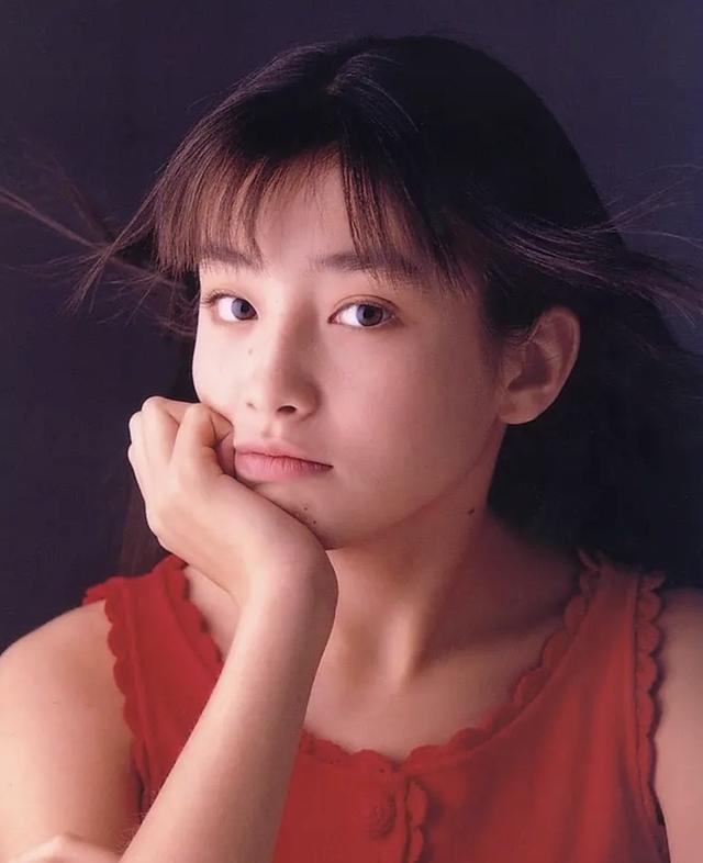 14岁陪睡导演，16岁拍大尺度写真，母亲的贪欲毁宫泽理惠一生！