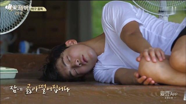 160806 《三时三餐》连续4周收视率一位 忙内柱呆萌帅气随意切换