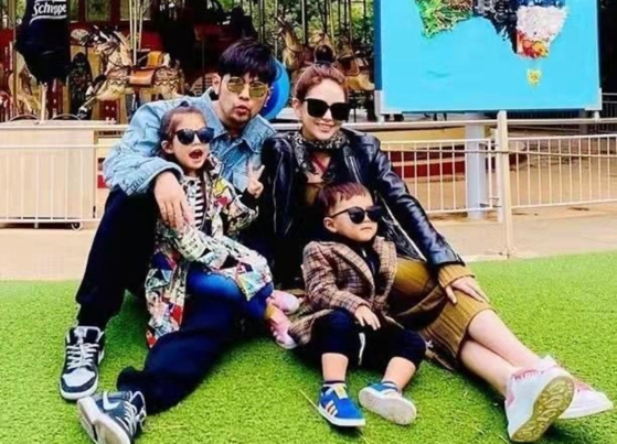 41岁周杰伦晒百万豪车，5岁女儿罕露面，坐后座气质超像昆凌